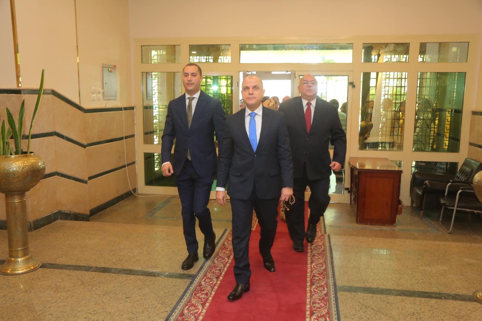 بعد أدائهم اليمين الدستوري.. محافظ كفر الشيخ ونائبه يصلان إلى مقر ديوان عام المحافظة  