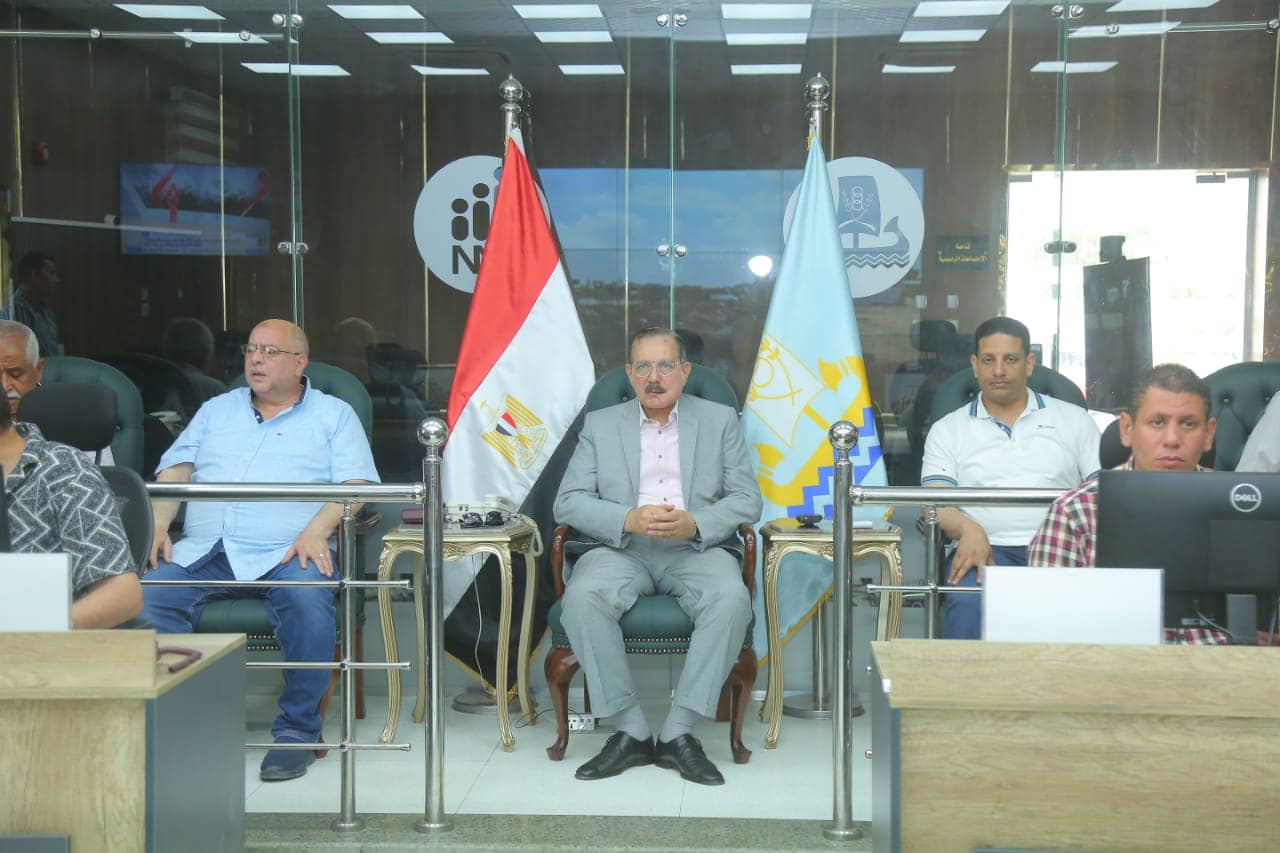 محافظ كفر الشيخ يتابع رصف طريق «بيلا  الجرايدة» بتكلفة 130 مليون جنيه.. من مركز سيطرة الشبكة الوطنية للطوارئ والسلامة العامة  