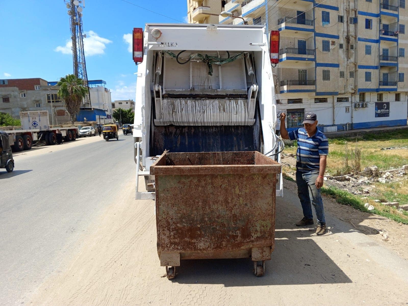 محافظ كفرالشيخ : رفع 1200 طنًا من القمامة في حملات النظافة وتطهير شبكات الصرف الصحي ومتابعة حركة نقل الركاب بمراكز ومدن المحافظة  