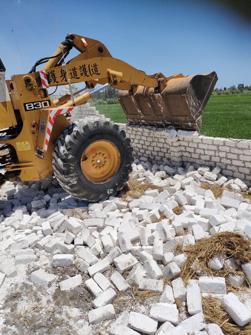 محافظ كفرالشيخ يتابع جهود إزالة التعديات الزراعية ومخالفات البناء .. تنفيذ الإزالة فى المهد لمساحة 700 م2 بالحامول  