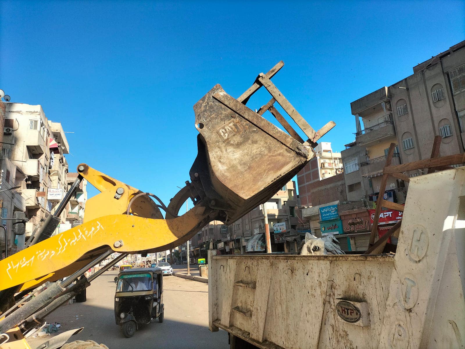 محافظ كفرالشيخ يتابع جهود حملات إزالة الإشغالات بسيدى سالم  