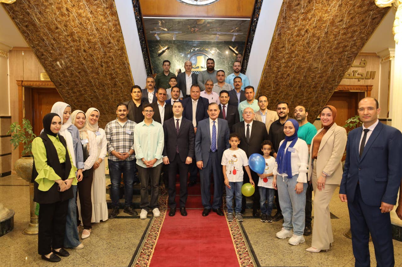 كفرالشيخ: توزيع الوروّد والهدايا وكروت تهنئة فخامة " الرئيس " على المارة احتفالاً بعيد الأضحي المبارك| بالصور  