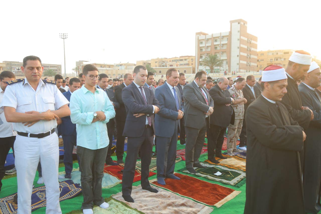 بالصور.. محافظ كفرالشيخ يؤدى صلاة عيد الأضحي المبارك بساحة سيتي كلوب وسط الآلاف من المصليين.. مقدماً التهنئة لأبناء المحافظة.. ويوزع هدايا " الرئيس " علي الأطفال  