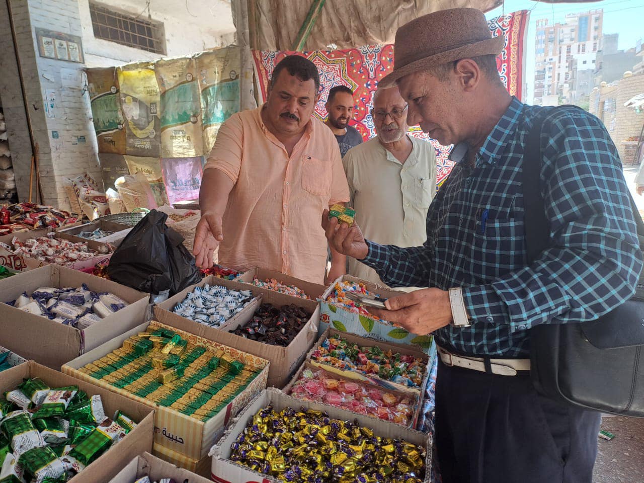 محافظ كفرالشيخ: حملة تفتيشية على أسواق الحامول .. وتحرير 9 محاضر لمخالفات تموينية  