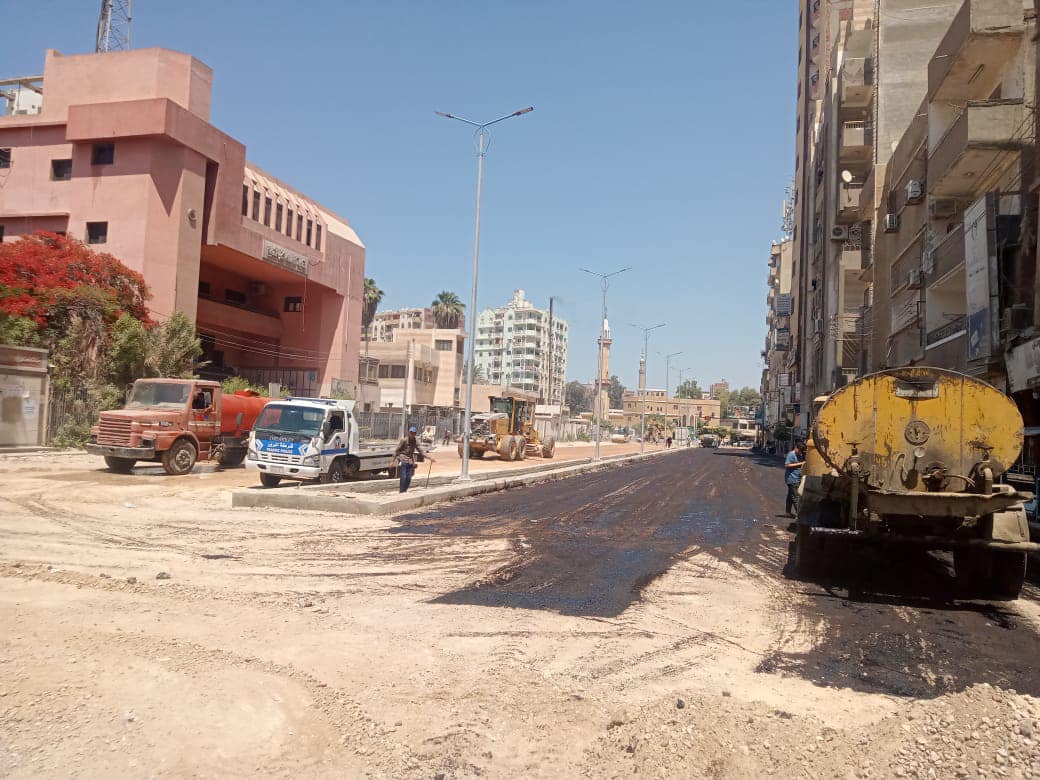 محافظ كفرالشيخ يتابع أعمال رصف شارع الدستور بعاصمة المحافظة.. بطول 400م  