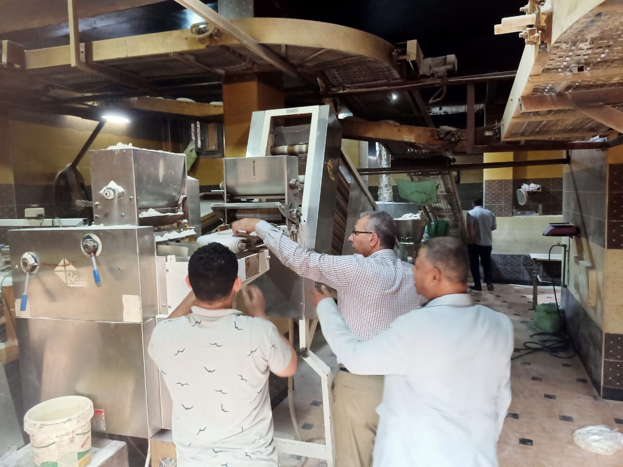 محافظ كفرالشيخ: تحرير 11 محضرًا لمخالفات المخابز بقلين  