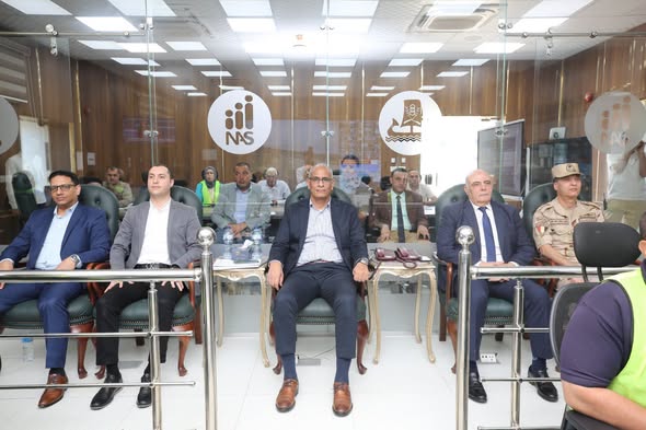  محافظ كفرالشيخ يتابع انتظام الخدمات والمرافق بمراكز ومدن المحافظة عبر مركز سيطرة الشبكة الوطنية للطوارئ والسلامة العامة.. ويوجه بمواصلة جهود التنمية والتواصل المباشر مع المواطنين وحل مشاكلهم ميدانيًا